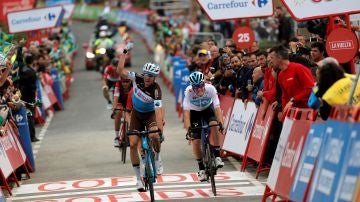 Geniez celebra su triunfo en la etapa de la Vuelta