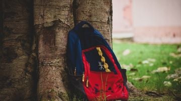 Las mochilas del colegio de los niños superan el peso recomendado en España