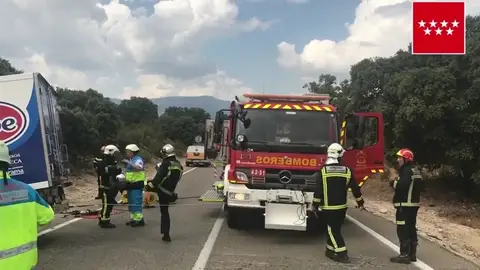 Una persona ha muerto en un choque frontal entre un coche y un camión en Valdemorillo, Madrid Una persona ha muerto en un choque frontal entre un coche y un camión en Valdemorillo, Madrid