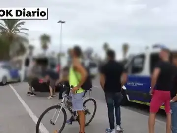 Manteros de Barcelona y Marbella le plantan cara a la Policía y no huyen Manteros de Barcelona y Marbella le plantan cara a la Policía y no huyen