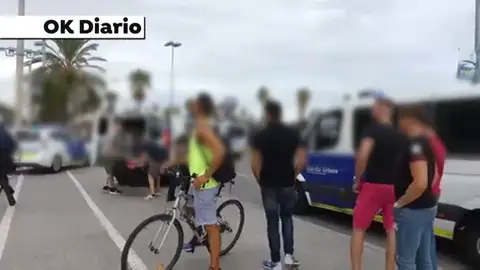 Manteros de Barcelona y Marbella le plantan cara a la Policía y no huyen Manteros de Barcelona y Marbella le plantan cara a la Policía y no huyen