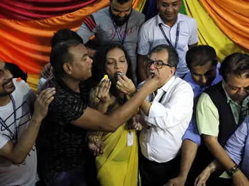 Miembros de la comunidad LGTB india celebran el fallo del Tribunal Supremo Miembros de la comunidad LGTB india celebran el fallo del Tribunal Supremo