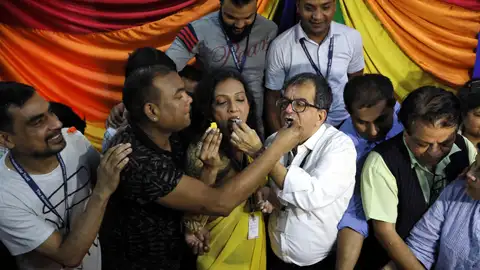Miembros de la comunidad LGTB india celebran el fallo del Tribunal Supremo Miembros de la comunidad LGTB india celebran el fallo del Tribunal Supremo