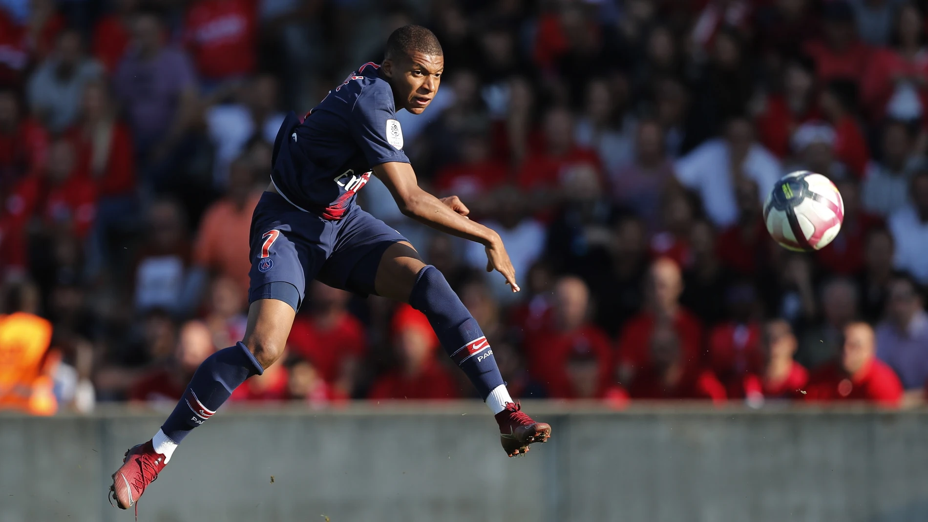 Mbappé en un partido con el PSG Mbappé en un partido con el PSG