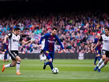 Guedes y Parejo intentan arrebatar el balón a Messi Guedes y Parejo intentan arrebatar el balón a Messi
