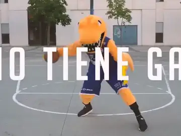 Dino Radoncic, disfrazado de dinosaurio Dino Radoncic, disfrazado de dinosaurio