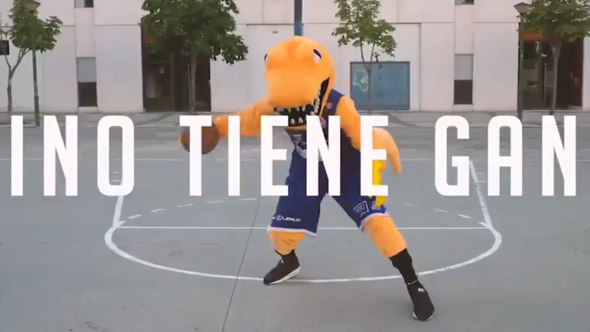Dino Radoncic, disfrazado de dinosaurio Dino Radoncic, disfrazado de dinosaurio
