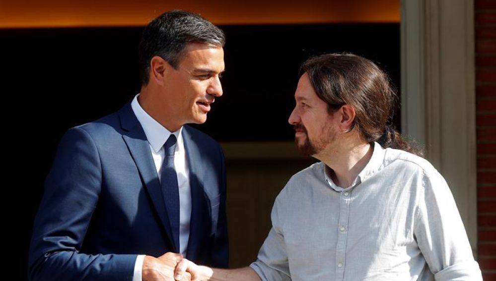 El presidente del Gobierno, Pedro Sánchez, recibe al secretario general de Podemos, Pablo Iglesias