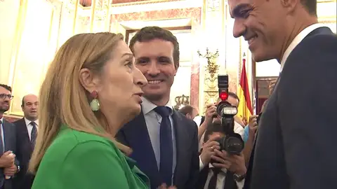 Saludo entre Sánchez y Casado Saludo entre Sánchez y Casado