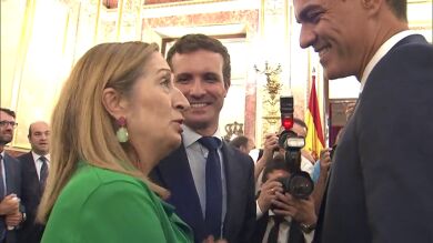 Saludo entre Sánchez y Casado