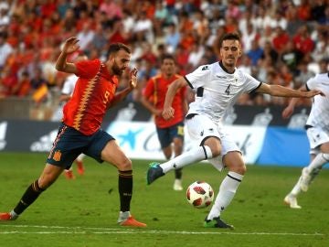 Borja Mayoral pelea un balón en el partido ante Albania