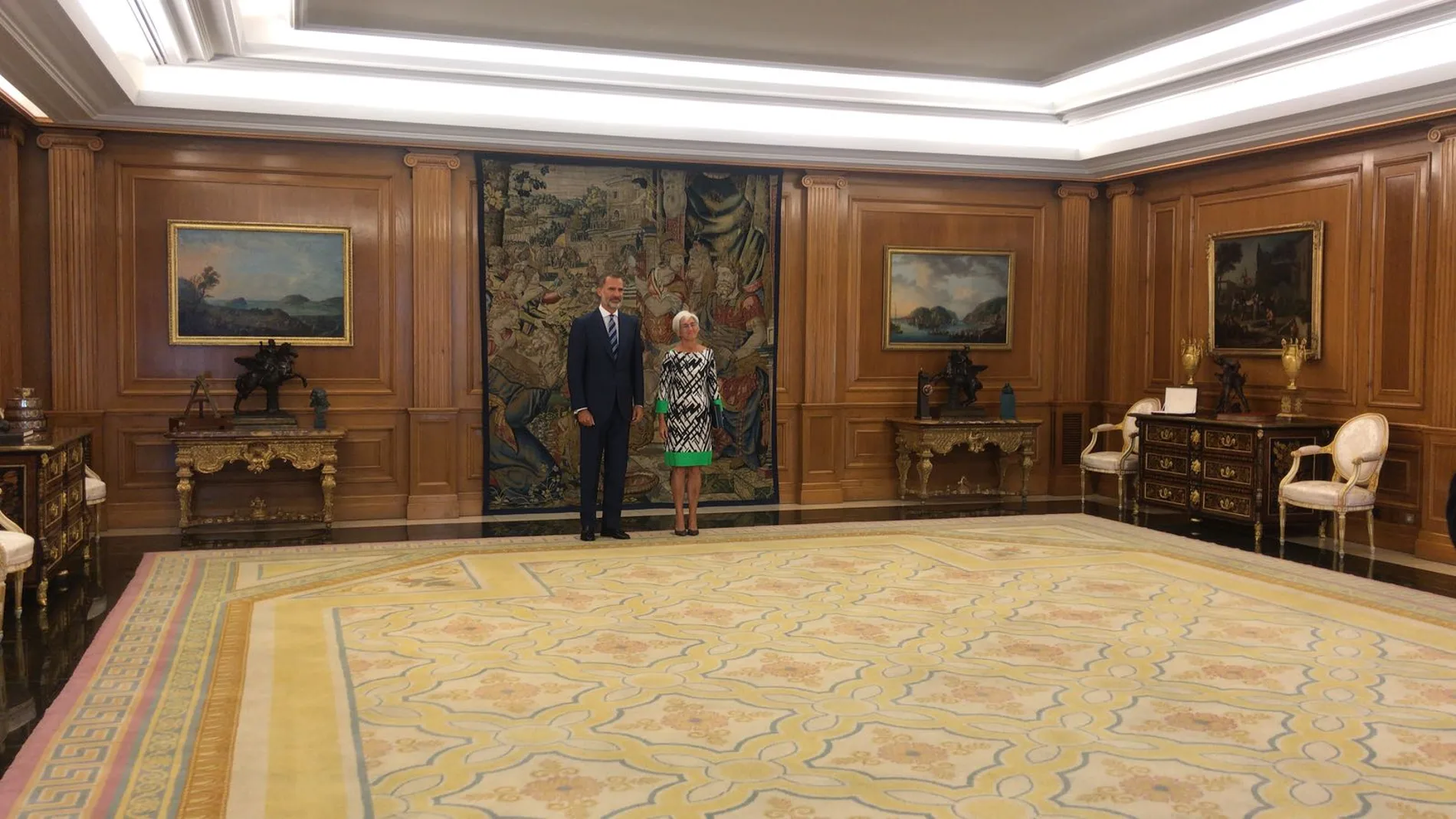 Segarra entrega a Felipe VI la última memoria de la Fiscalía General del Estado Segarra entrega a Felipe VI la última memoria de la Fiscalía General del Estado