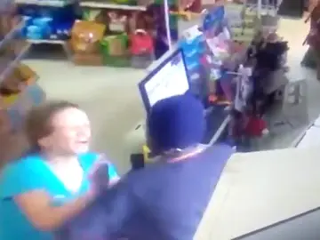 Una cajera de un supermercado planta cara a un atracador armado Una cajera de un supermercado planta cara a un atracador armado