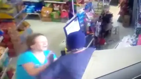 Una cajera de un supermercado planta cara a un atracador armado Una cajera de un supermercado planta cara a un atracador armado