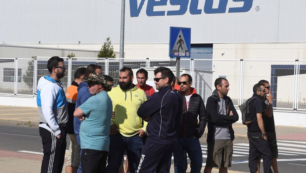 Trabajadores de Vestas durante la concentración frente a la planta de Villadangos del Páramo