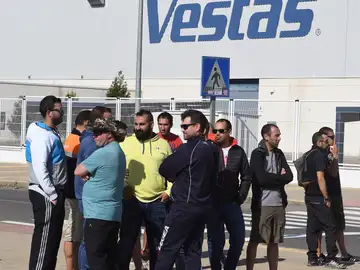 Trabajadores de Vestas durante la concentración frente a la planta de Villadangos del Páramo Trabajadores de Vestas durante la concentración frente a la planta de Villadangos del Páramo