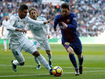 Casemiro intenta arrebatar el balón a Messi