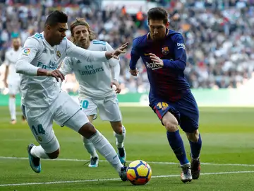 Casemiro intenta arrebatar el balón a Messi Casemiro intenta arrebatar el balón a Messi