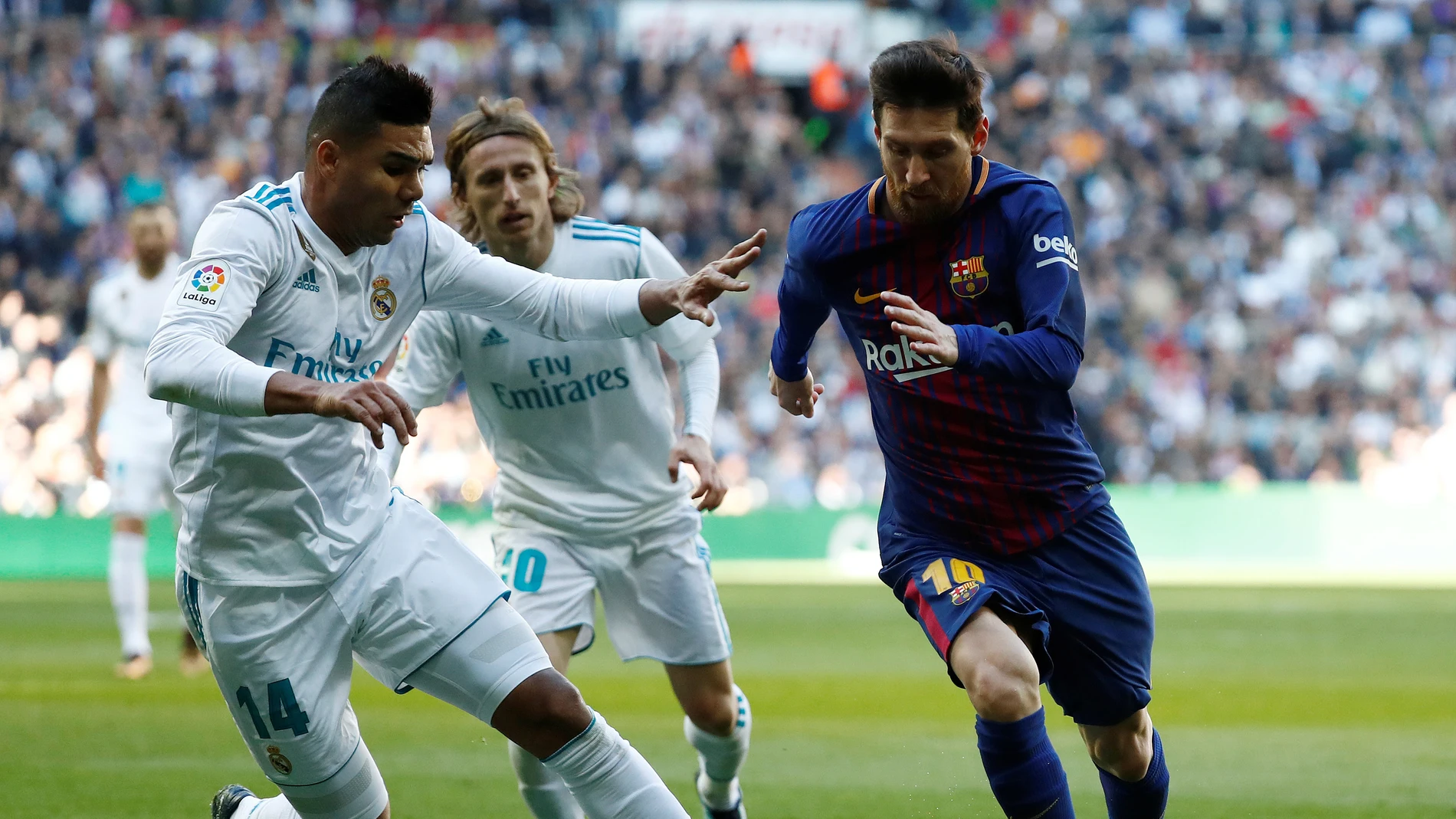 Casemiro intenta arrebatar el balón a Messi Casemiro intenta arrebatar el balón a Messi