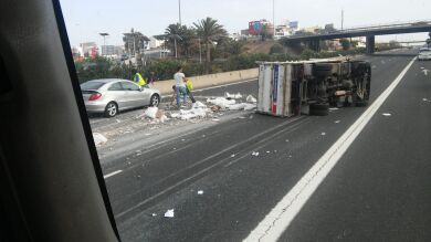 Vuelca un camión en Canarias y el conductor da positivo en drogas