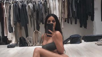 Kim Kardashian haciéndose un selfie