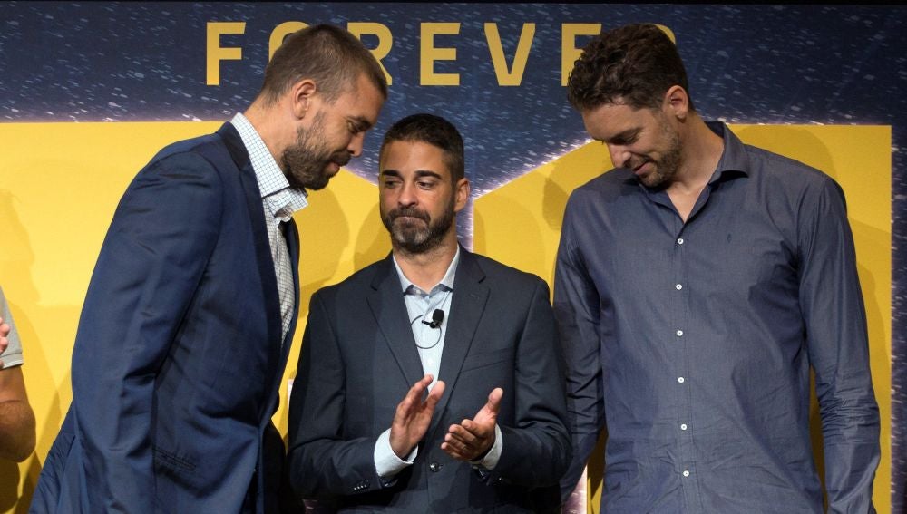 Los hermanos Gasol, junto a Juan Carlos Navarro en su despedida