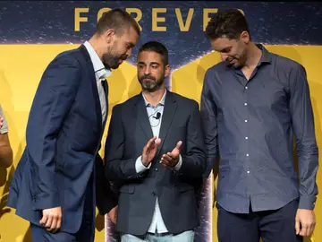 Los hermanos Gasol, junto a Juan Carlos Navarro en su despedida Los hermanos Gasol, junto a Juan Carlos Navarro en su despedida