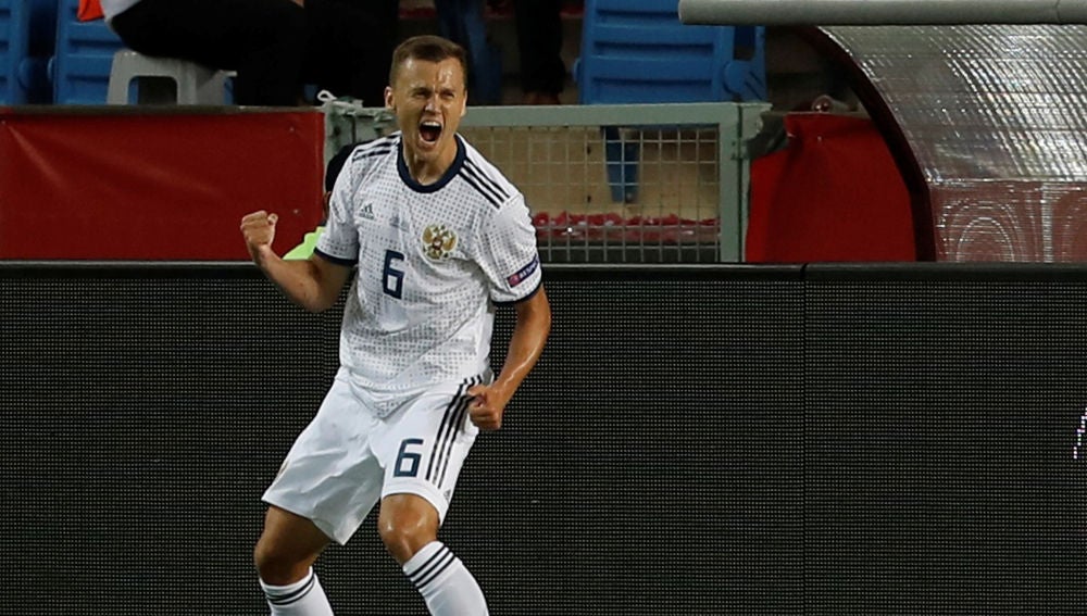 Denis Cheryshev celebra su gol con la selección rusa