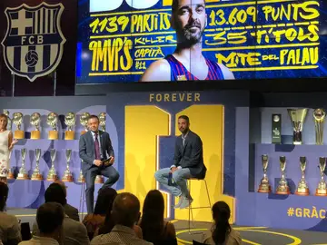 Josep María Bartomeu y Juan Carlos Navarro, en la despedida del mítico '11' Josep María Bartomeu y Juan Carlos Navarro, en la despedida del mítico '11'