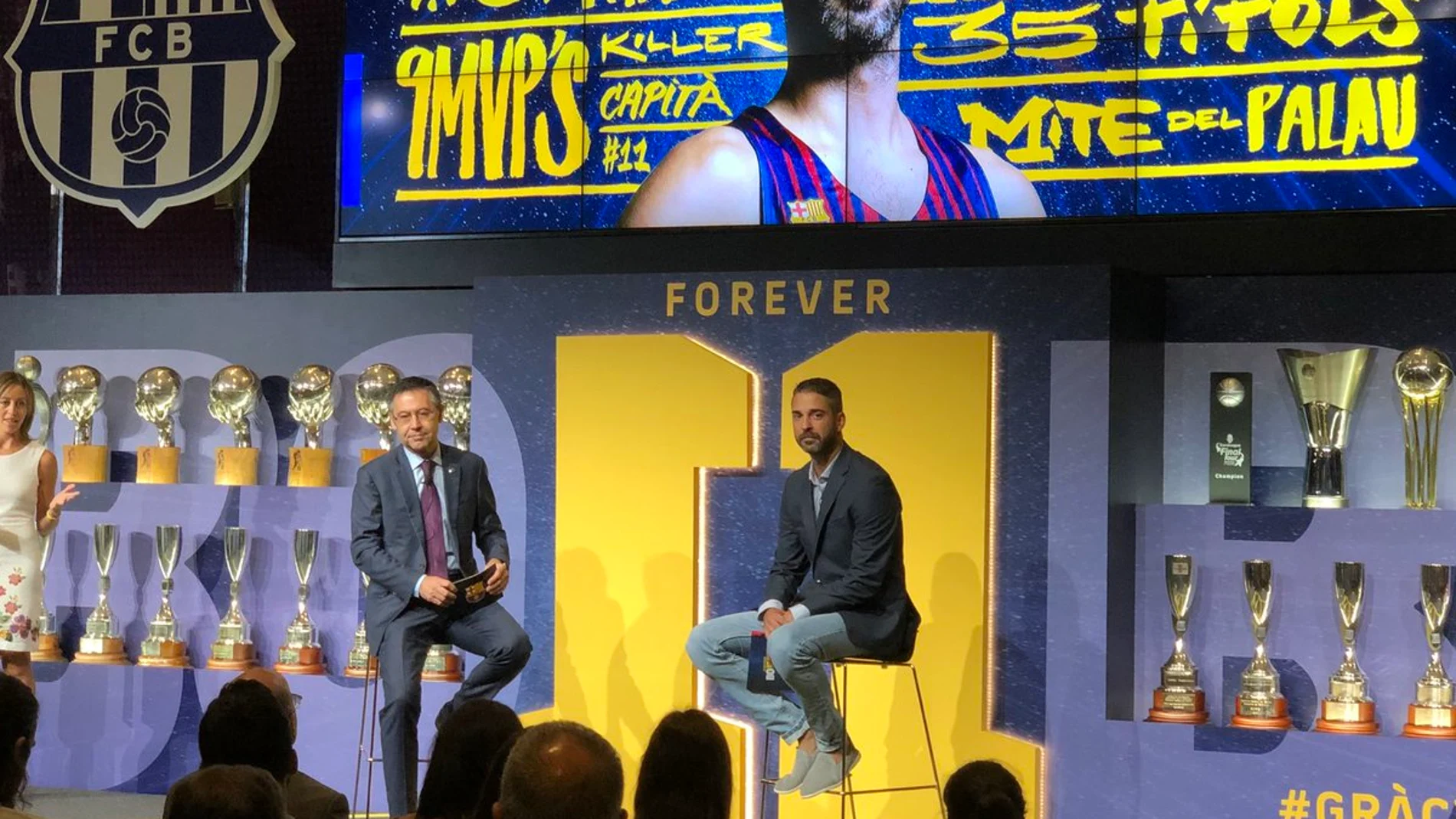 Josep María Bartomeu y Juan Carlos Navarro, en la despedida del mítico '11' Josep María Bartomeu y Juan Carlos Navarro, en la despedida del mítico '11'