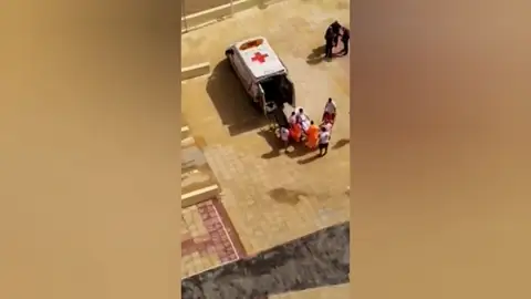 Dos heridos por la caída de un rayo en la playa de Bellreguard (Valencia) Dos heridos por la caída de un rayo en la playa de Bellreguard (Valencia)
