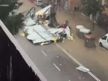 Una gran tormenta sobre Granollers provoca el desprendimiento de parte del techo de una peluquería Una gran tormenta sobre Granollers provoca el desprendimiento de parte del techo de una peluquería