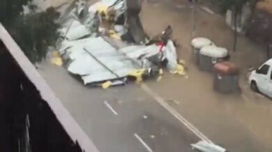 Una gran tormenta sobre Granollers provoca el desprendimiento de parte del techo de un edificio 