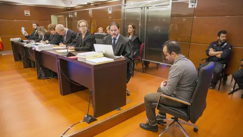 El presunto asesino de una bebé en Vitoria al comienzo de la segunda sesión del juicio que se sigue contra él en la Audiencia Provincial de Álava El presunto asesino de una bebé en Vitoria al comienzo de la segunda sesión del juicio que se sigue contra él en la Audiencia Provincial de Álava