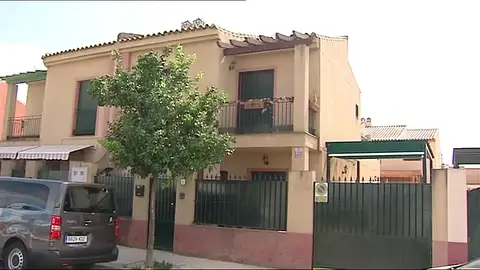 Cinco encapuchados han asaltado la vivienda de un empresario armados con hachas y cuchillos en Bormujos, Sevilla. Cinco encapuchados han asaltado la vivienda de un empresario armados con hachas y cuchillos en Bormujos, Sevilla.