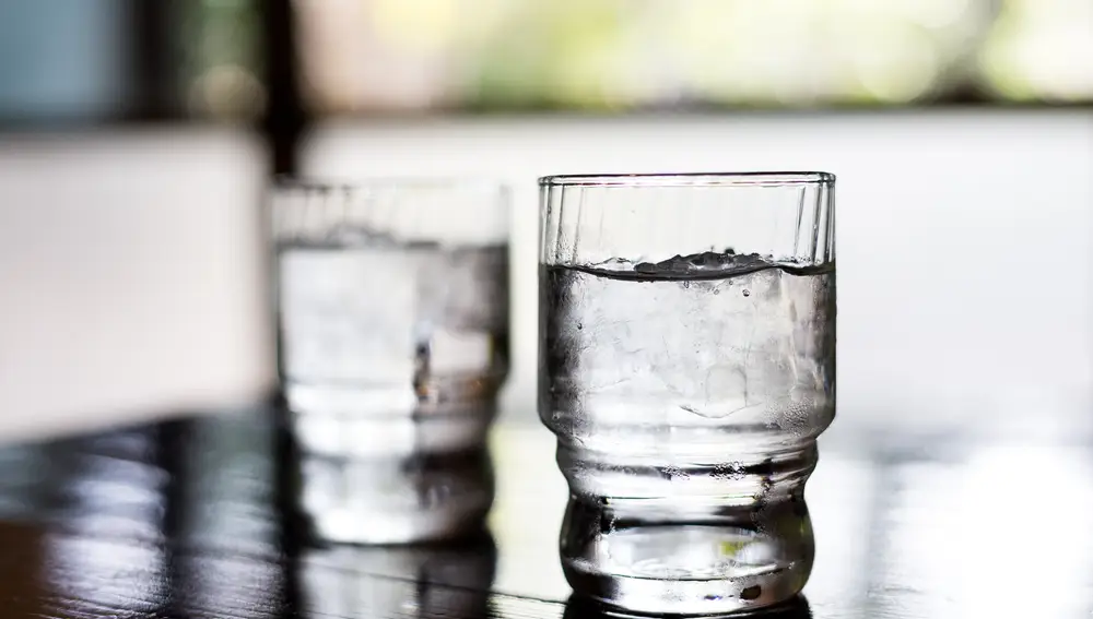 Imagen de un vaso de agua con hielo