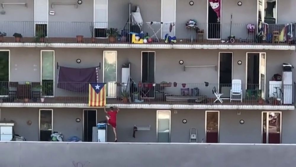 Escala por una fachada para 'okupar' una vivienda en Sant Adriá