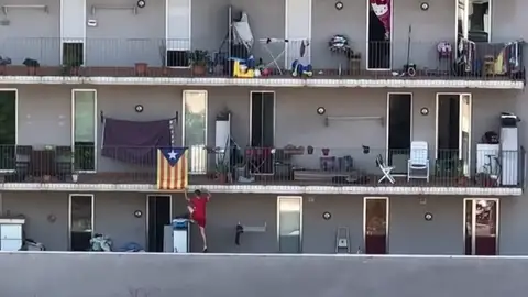 Escala por una fachada para 'okupar' una vivienda en Sant Adriá Escala por una fachada para 'okupar' una vivienda en Sant Adriá