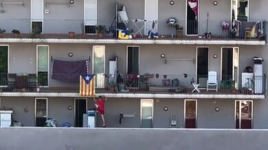 Unos 'okupas' escalan por una fachada para meterse ilegalmente en una vivienda en Sant Adriá, en Barcelona