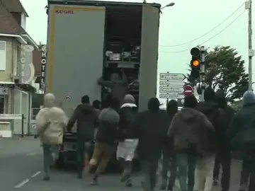Camión en Calais asaltado por inmigrantes Camión en Calais asaltado por inmigrantes