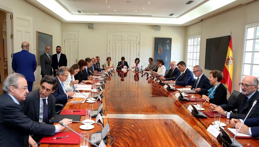 El presidente del Gobierno, Pedro Sánchez, preside la reunión del Patronato de la Fundación Carolina