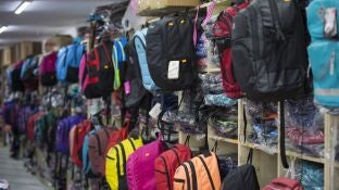 Mochilas en una tienda ante la vuelta al cole