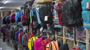 Mochilas en una tienda ante la vuelta al cole Mochilas en una tienda ante la vuelta al cole