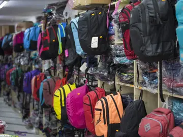 Mochilas en una tienda ante la vuelta al cole Mochilas en una tienda ante la vuelta al cole