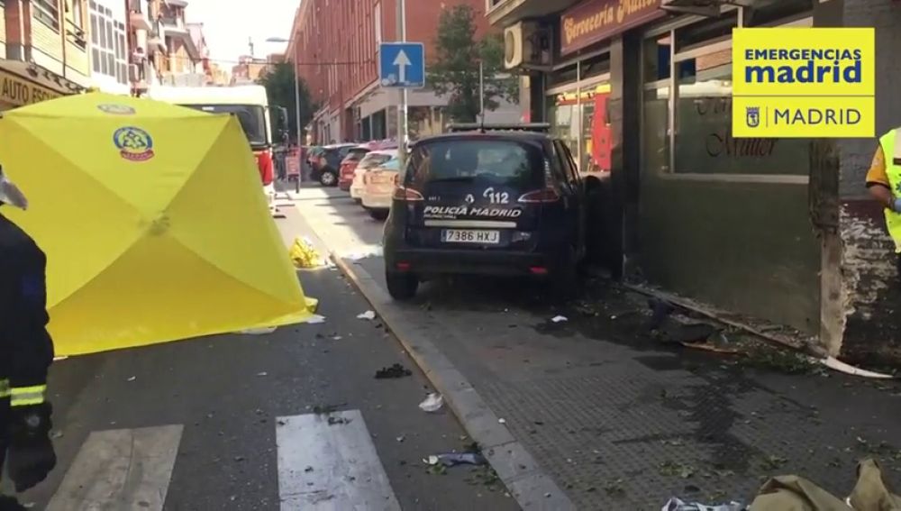 Cuatro heridos al estrellarse una patrulla de la Policía Municipal contra un bar en Madrid 