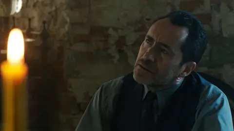 Demian Bichir en 'La Monja' Demian Bichir en 'La Monja'