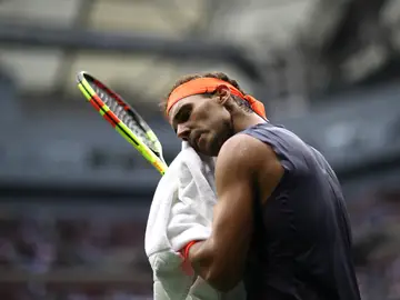 Rafa Nadal se seca con una toalla durante el partido Rafa Nadal se seca con una toalla durante el partido
