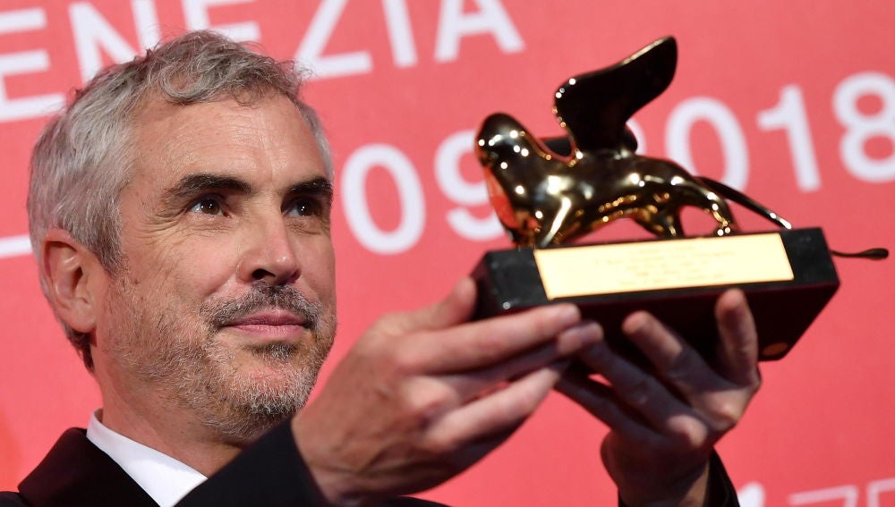 El director mexicano Alfonso Cuarón, con el León de Oro que ganó en 2018 por 'Roma'