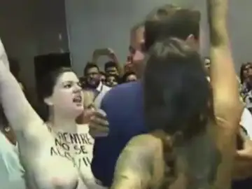 Dos activistas de Femen en un acto de Albert Rivera en Málaga Dos activistas de Femen en un acto de Albert Rivera en Málaga