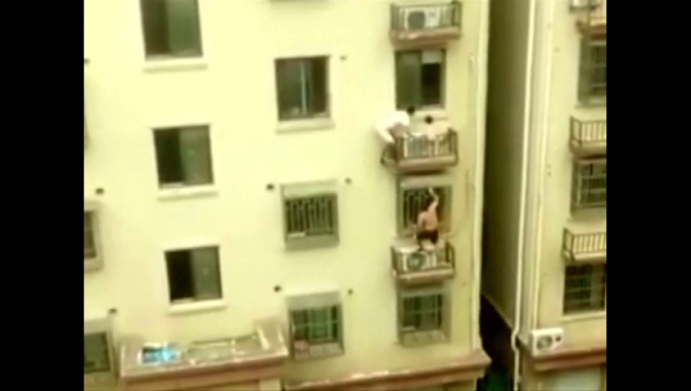 Dos repartidores trepan y rescatan a un niña que colgaba desde un cuarto piso en China 